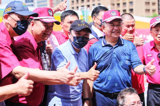 新北市长侯友宜(前排中)14日出席义消、民间救难团体校阅暨竞技大赛。(黄世麒摄)