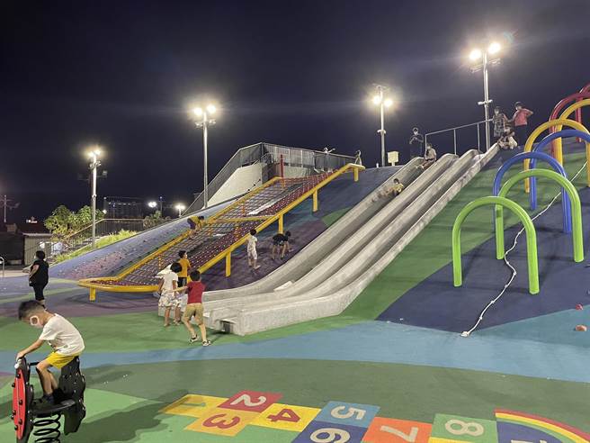 花莲东大门共融公园上月启用吸引许多亲子前往游憩，但近日却有家长反映滑梯出口底部与地面高低落差大，有安全疑虑，盼县府改善。县府解释，留一定高度目的是让先溜下来的人能双脚着地起身加速离开，免于遭后方撞上而受伤。（罗亦晽摄）