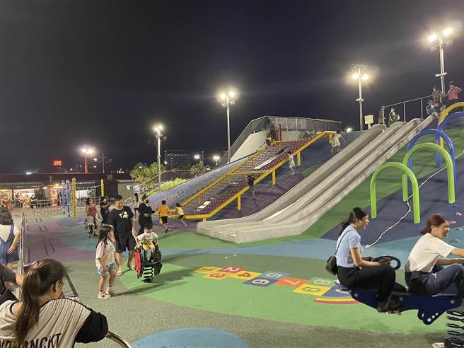 花蓮東大門共融公園遊具與場域設計均依國家規範施作並通過國家標準安全認證，上月後啟用吸引許多親子前往遊憩。（羅亦晽攝）