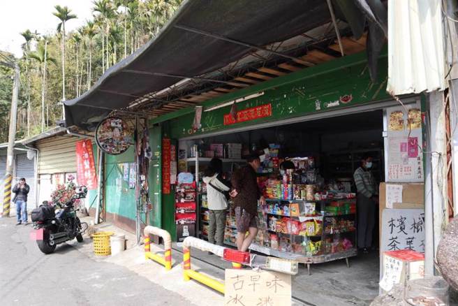 红极一时的嘉义县台3线柑仔店「干谯阿嬷」陈富近年住进安养院，13日被证实因染肺炎而住进加护病房。（中时资料照／张毓翎摄）
