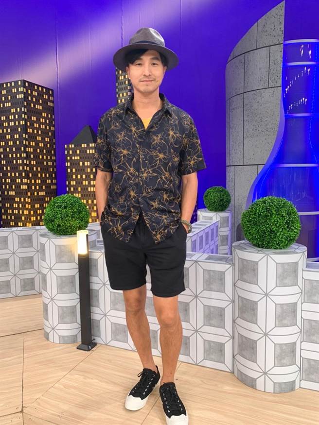 王少伟透露过去因脊椎压迫到神经，导致左腿酸麻无力。（卫视中文台提供）