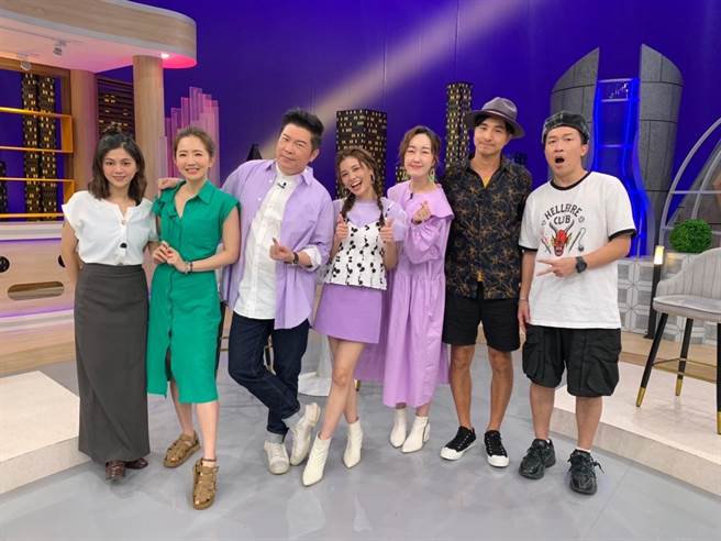 叶欣眉（左起）、谢忻、曾国城、宇珊、巴钰、王少伟、张立东。（卫视中文台提供）