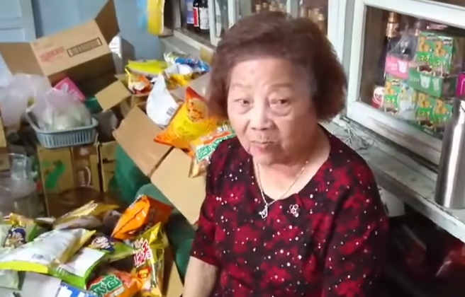 陈富阿嬷在嘉义台3线中埔路段经营柑仔店，经常与重机车友聊天，还会以国骂要对方骑车骑慢一点。（图／中视新闻）