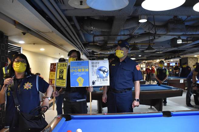 近期柬埔寨打工詐騙案頻傳，新北市就有超過200人受騙，警方藉著擴檢時機，在青少年聚集場所進行宣導。（警方提供／李奇叡新北傳真）