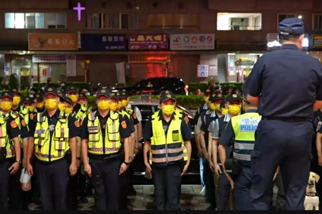 新北市警察局表示，本次區域聯防擴大臨檢勤務共使用警力826名、臨檢及稽查場所312處，路檢點90處。（警方提供／李奇叡新北傳真）