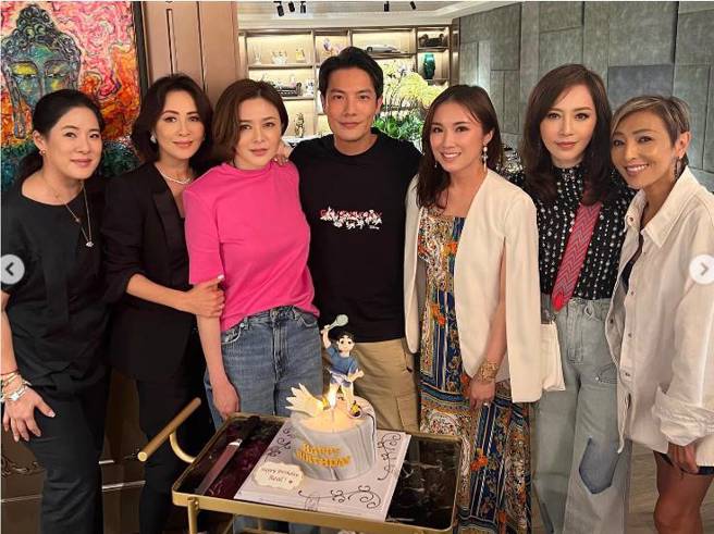 刘嘉玲（左2）一只手挽着关之琳（左3）、另一手搭对方肩膀，互动亲密。（图／取材自丁子高Instagram）