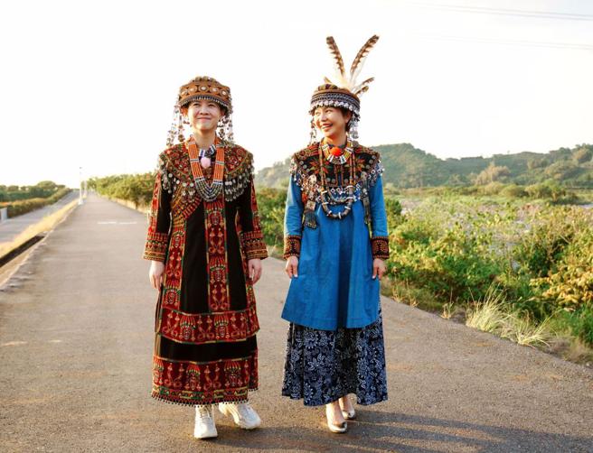 于子育带着曾宝仪换上族服，一套要价4万元。(图/翻摄于子育 琇琴脸书)
