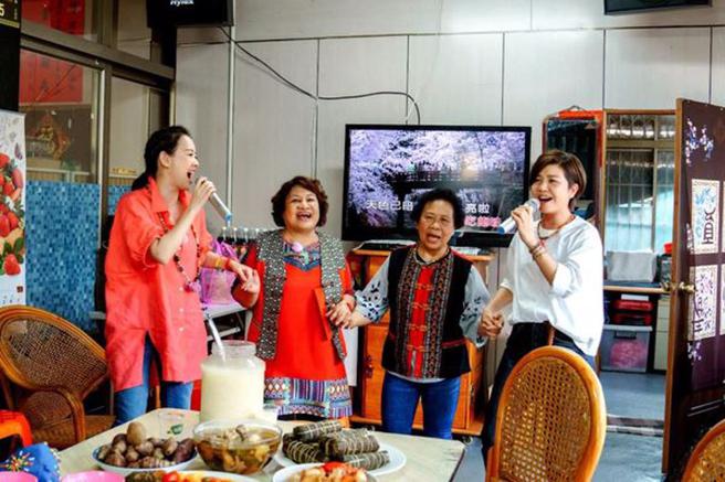 4人唱唱跳跳，画面十分温馨。(图/翻摄于子育 琇琴脸书)
