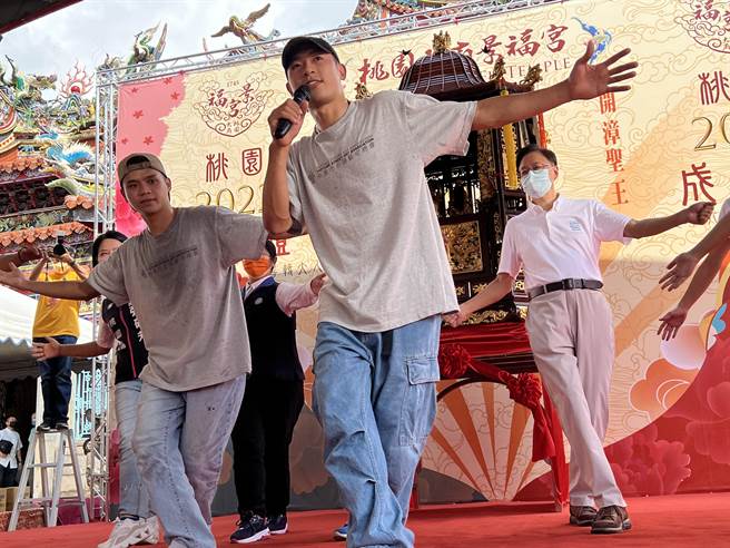 张善政也和国民党议员参选人张硕芳、陈美梅、林政贤、凌涛等人一同上台跟着跳。(蔡依珍摄)