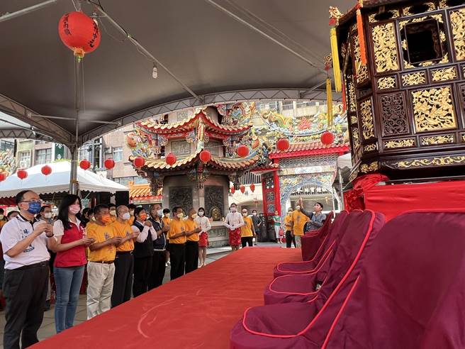 「桃园大庙」景福宫14日举办「成年礼活动」，180名青年学子齐聚，进行谢神恩、钻轿脚、还愿及感谢父母亲等仪式。(蔡依珍摄)