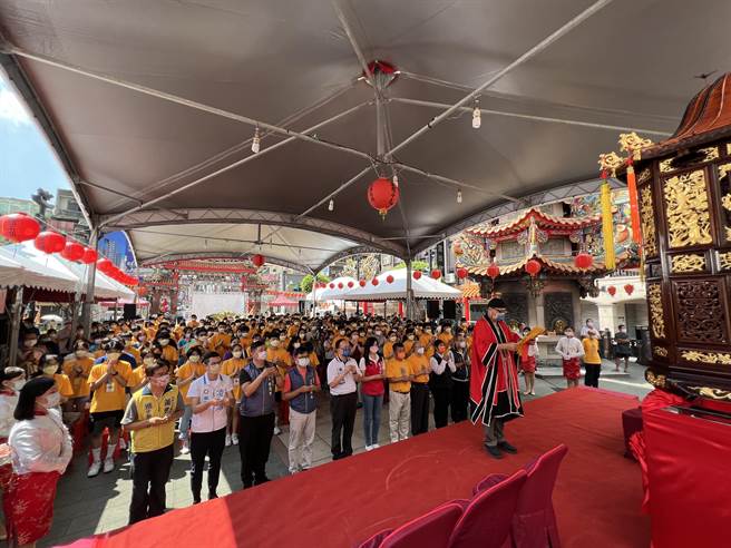 「桃园大庙」景福宫14日举办「成年礼活动」，180名青年学子齐聚，进行谢神恩、钻轿脚、还愿及感谢父母亲等仪式。(蔡依珍摄)