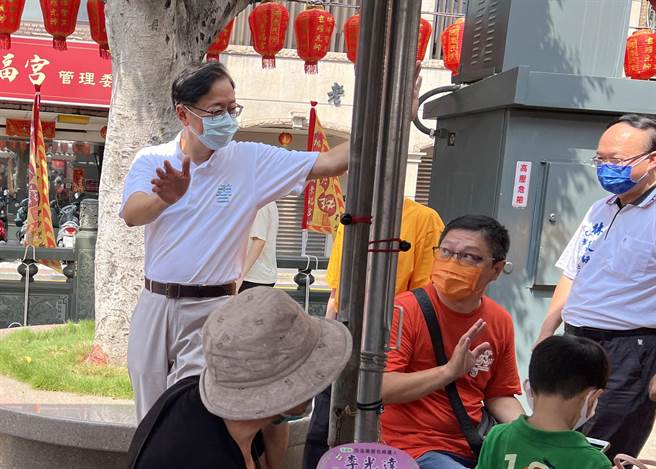 张善政大讚：「在神轿前面跳街舞，只有景福宫才会有这种结合传统跟现代的表演！」(蔡依珍摄)