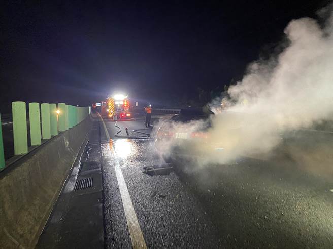 遭賓士男擦撞的自小客車起火燃燒，車上3人受傷。(警方提供／曹婷婷台南傳真)