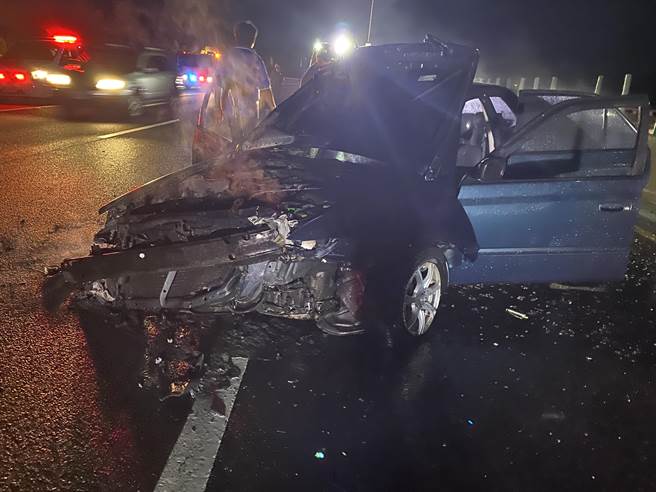 遭賓士男擦撞的自小客車起火燃燒，車體嚴重毀損。(警方提供／曹婷婷台南傳真)