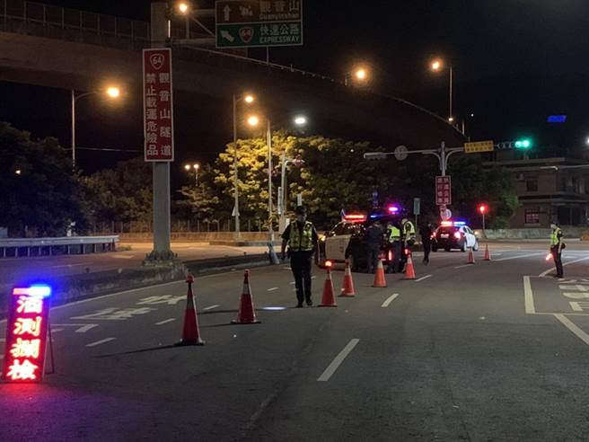 芦洲警方昨晚针对辖内重要联外道路执行路检。（警方提供）