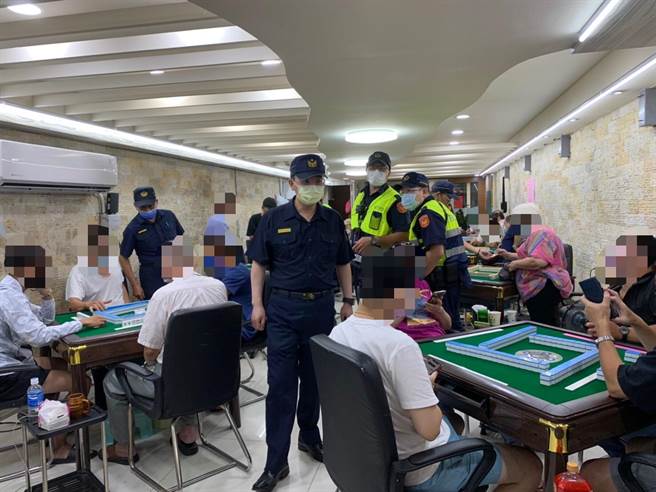 为了净化治安，芦洲警方昨晚也针对特定场所进行扩大临检勤务。（警方提供）