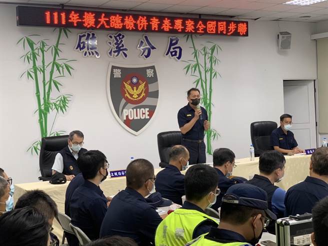 宜兰县警察局局长林新晃13日晚间8至12时至礁溪分局主持勤教后，带队前往该辖区德州扑克赌场等不当场所临检。（宜兰县警察局提供／吴佩蓉宜兰传真）