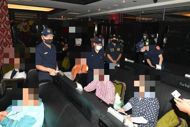 宜兰县警察局局长林新晃于临检现场询问客群属性及背景，并向业者宣导不可有赌博、吸毒、聚眾斗殴及未满18岁少年进入逗留等情事。（宜兰县警察局提供／吴佩蓉宜兰传真）