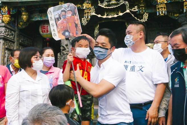 國民黨台北市長參選人蔣萬安14日到關渡宮參拜，受到民眾熱烈支持，看到小粉絲忍不住抱起他。蔣萬安表示，好好跟地方里長們、和基層的民眾好好地傾聽、爭取支持；就是納入各方支持力量，有共同目標，大步向前，為台北市擘畫更好的願景。（鄧博仁攝）
