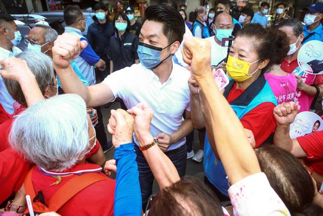 國民黨台北市長參選人蔣萬安（中）14日到關渡宮參拜，受到民眾熱烈支持，並沿路高喊凍蒜。蔣萬安表示，好好跟地方里長們、和基層的民眾好好地傾聽、爭取支持；就是納入各方支持力量，有共同目標，大步向前，為台北市擘畫更好的願景。（鄧博仁攝）