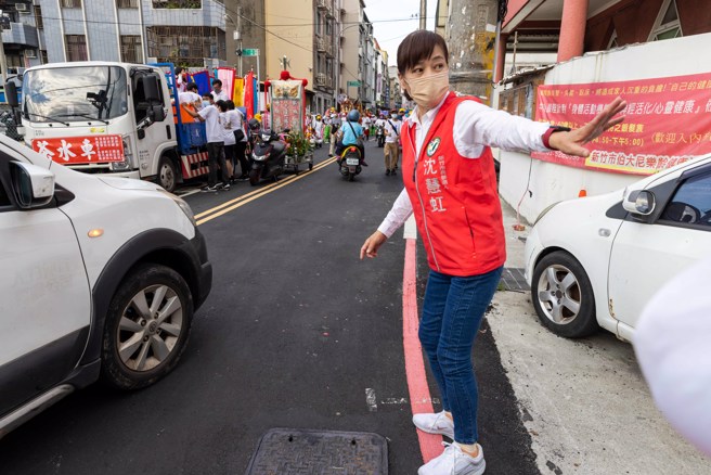 民进党新竹市长参选人沈慧虹（图）指挥交通。（图/沈慧虹办公室提供）