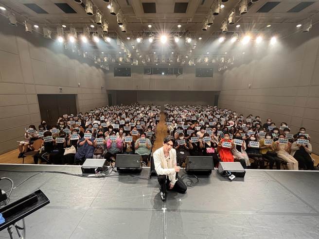 见面会共计吸引1200位粉丝到场支持。（AMUSE、泓康天下提供）