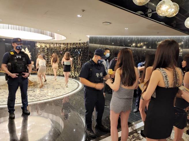 北市中山分局晚间进行稽查，防制青少年出入不正当场所。（翻摄照片／林郁平台北传真）