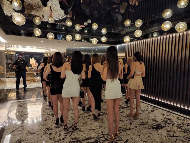 北市中山分局晚间进行稽查，防制青少年出入不正当场所。（翻摄照片／林郁平台北传真）