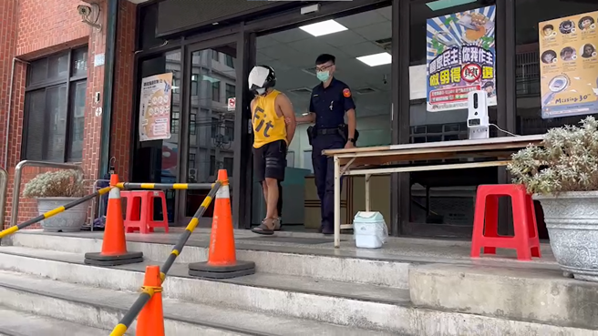 新竹县竹北市一间旅馆14日上午发生命案，一名菲籍移工涉嫌掐死女友，遭到警方带回侦讯。（图／警方提供）