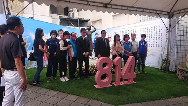前总统马英九（右五）参加国际慰安妇日纪念会，向铜像献花后在铜像前追思合影。（程炳璋摄）