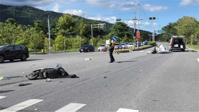 花蓮萬榮一名74歲老婦日前騎乘電動自行車行經台9線229.5公里處，疑未兩段式左轉遭直行車輛撞上慘死街頭，引起社會譁然，而轄區的鳳林警分局為有效遏止交通憾事發生，即起將不定期在易肇事路口取締違規。（民眾提供／羅亦晽花蓮傳真）