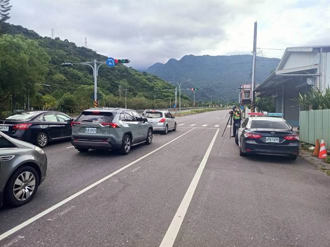 花蓮鳳林警分局轄區範圍橫跨鳳林鎮、光復鄉、瑞穗鄉、萬榮鄉及豐濱鄉等5鄉鎮，包含台9線216.5公里新光兆豐農場至264.5公里瑞穗舞鶴台地，由於該線道路寬敞筆直，駕駛時常違規造成交通事故發生，因此鳳林警方即起將不定期在易肇事路口取締違規，防制憾事發生。（鳳林警分局提供／羅亦晽花蓮傳真）