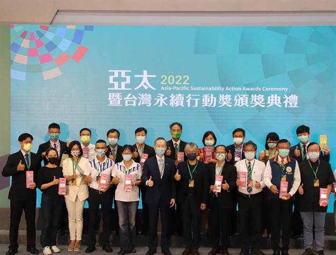 台中市環保局建置「空品感測器物聯網」，獲「SDG 11永續城市」亞太永續行動及台灣永續城市雙料金獎。(環保局提供)