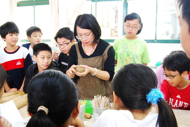 十兴国小邱晓诗用美学让教育更美好，荣获师铎奖。（新竹县政府提供／罗浚滨新竹传真）