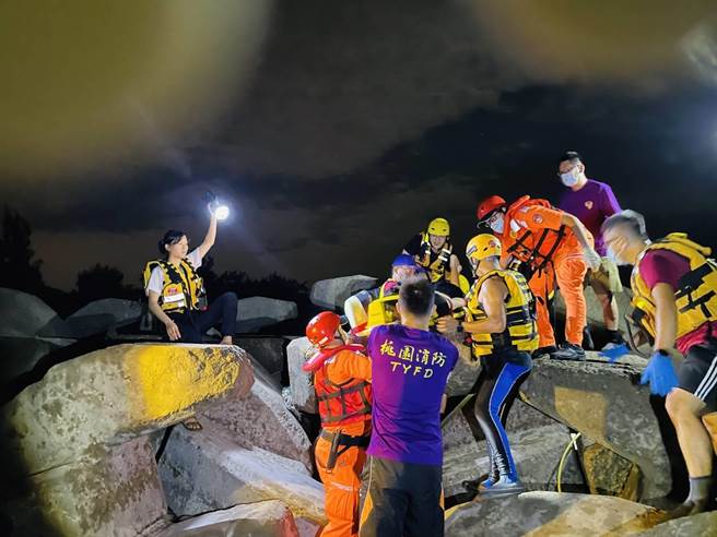 桃园宫庙永安渔港办普渡法会送煞3人溺水不治。(消防局提供／吕筱蝉桃园传真)