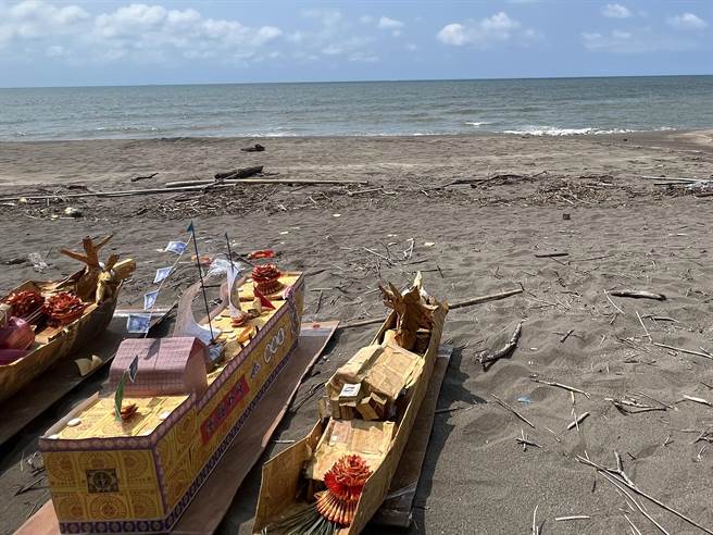 桃园宫庙永安渔港办普渡法会送煞3人溺水不治，现场仍遗留王船祭品。(吕筱蝉摄)