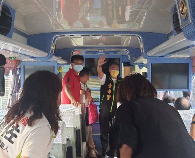 无党籍基隆市长参选人黄希贤（着黑色背心者）。（图 / 取自黄希贤脸书）