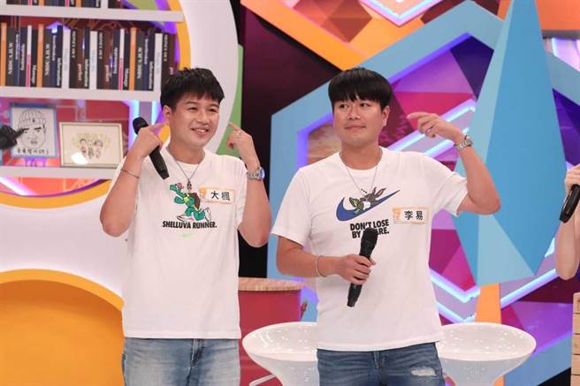 大枫（左）、李易双胞胎兄弟上《同学来了》分享趣事。（中天综合台提供）