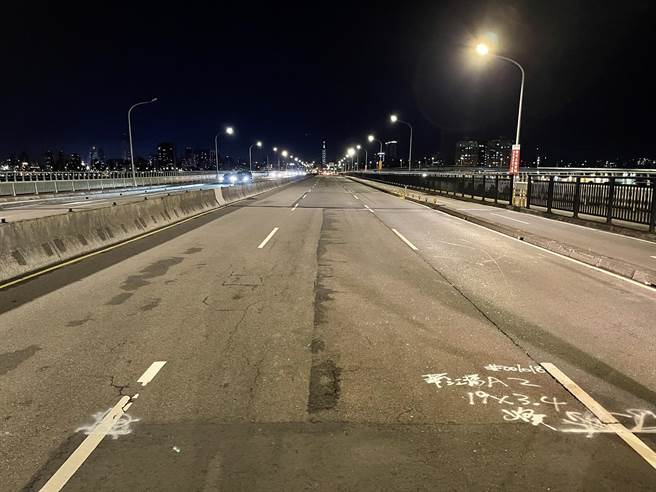 新北市养工处15日至18日夜间进行华江桥路面改善工程，届时将封闭往台北市机车道。（新北市工务局提供）