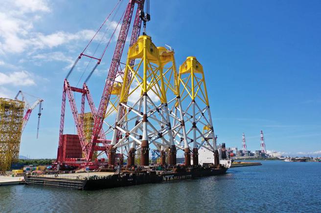 （由兴达海基完成沃旭离岸风电的水下基础，本周分两批次，运往大彰化离岸风场。图／沃旭提供）