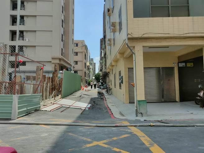 前金区自强一路83巷口又发生路面塌陷事件。（翻摄照片／高雄洪靖宜传真）