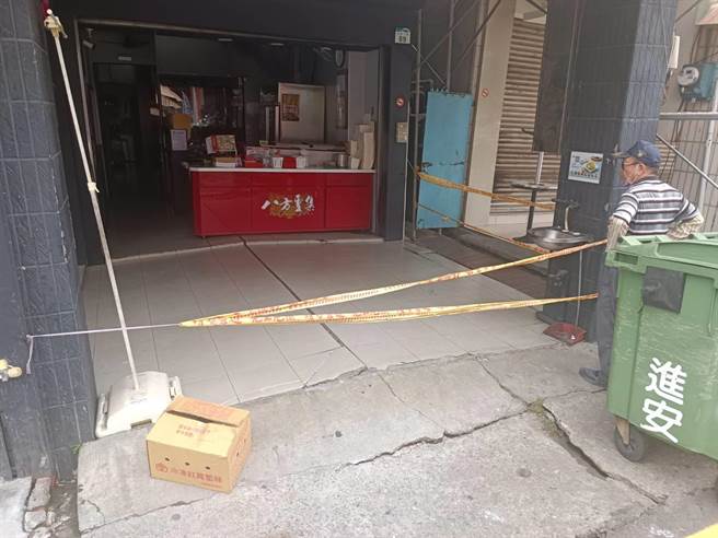 附近店家地板磁砖裂开。（翻摄照片／高雄洪靖宜传真）