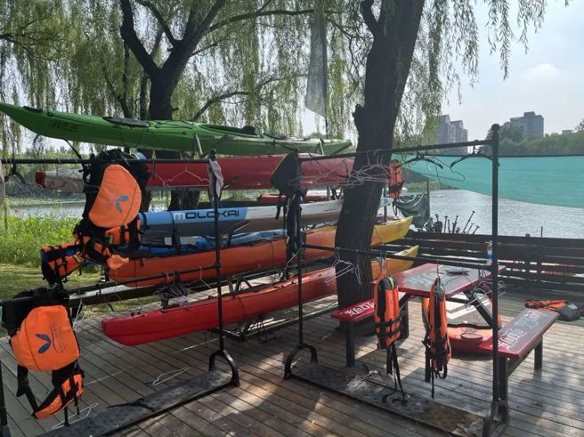 WhaleSports戶外水上運動營地置物架上的槳板。（來源/燃次元）