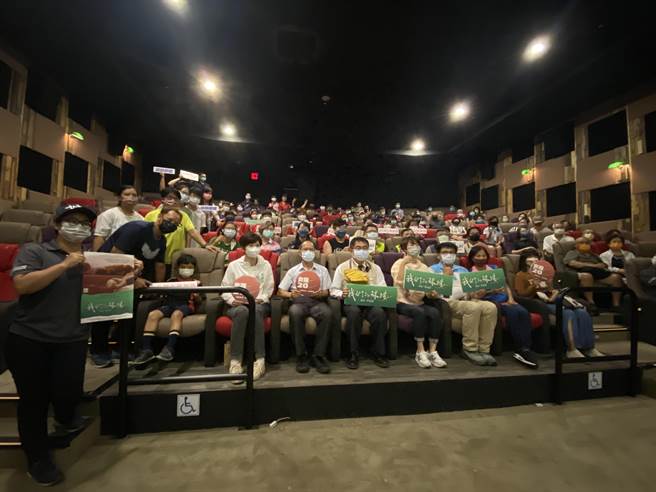 《我们的球场》女棒20纪录片在台南真善美戏院举办特映会，市长黄伟哲强调政府未来会投入资源支持女棒。(曹婷婷摄)