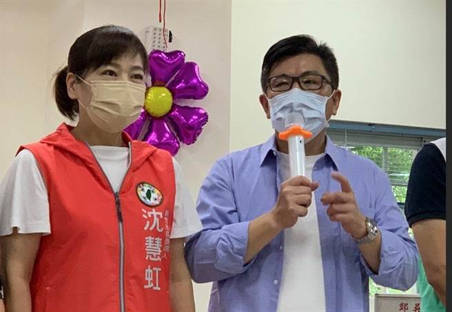 民进党新竹市长参选人沈慧虹14日与行政院顾问郑宏辉合体，郑宏辉首度公开表态，拜托乡亲支持沈慧虹，也担任竞选团队总督导。（截自沈慧虹脸书）