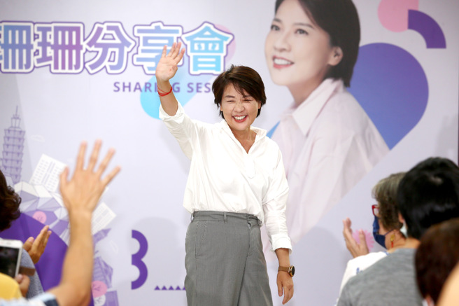 台北市副市长黄珊珊14日到柳乡区民活动中心出席《黄珊珊：33个人生故事》万华区新书签书会 ，一进场受到万华民眾热情的欢迎。（邓博仁摄）