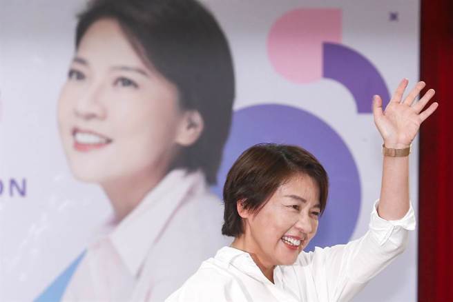 台北市副市长黄珊珊14日到柳乡区民活动中心出席《黄珊珊：33个人生故事》万华区新书签书会 ，一进场受到万华民眾热情的欢迎。针对夏立言出访中国，她受访时回应「她支持沟通取代对抗，但时机不宜，现在就叫『投降』，并重申，沟通取代对抗，但要选正确的时机」。（邓博仁摄）