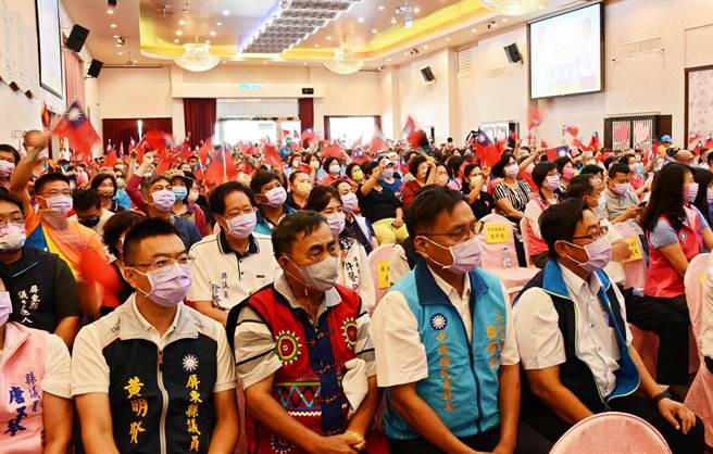 国民党主席朱立伦14日南下屏东参与誓师大会，蓝军支持者挤满会场、展现团结气势。（林和生摄）