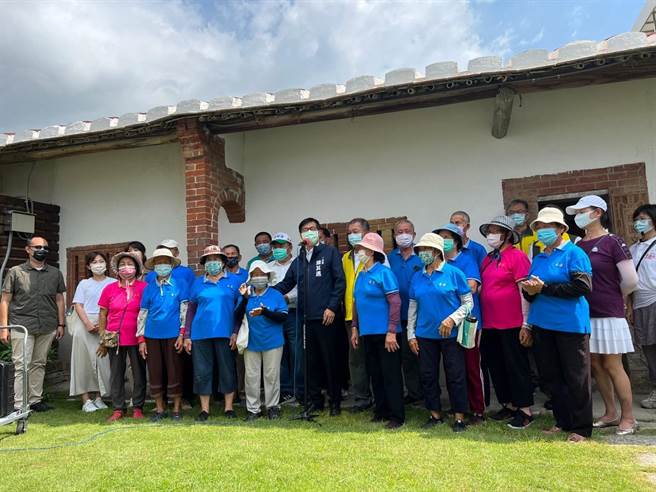 高雄市长陈其迈今天下午到访视阿莲区农村再生崙港社区时受访表示，台湾IP的魅力在这次文博已经充分的展现，文博在今天结束后，即将登场的是台湾设计展，请大家拭目以待。(林雅惠摄)