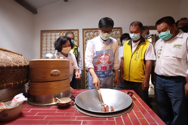 高雄市长陈其迈访视阿莲区崙港社区，表示即使是阿莲偏乡的一个农村里面，大家其实可以看到这种非常活泼，台湾的这个高雄文创的力量。(林雅惠摄)